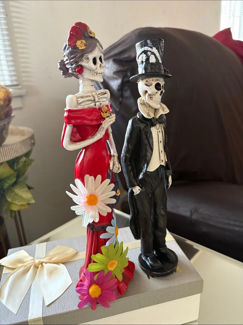 Resin Catrines couple (12 inches) new in box
